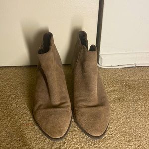 Minimal use. Great and comfortable ankle boot.